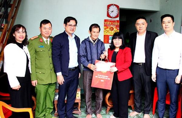 Hình ảnh cho bài viết Phó Chủ tịch UBND tỉnh Hồ Thị Nguyên Thảo tặng quà tết cho người dân