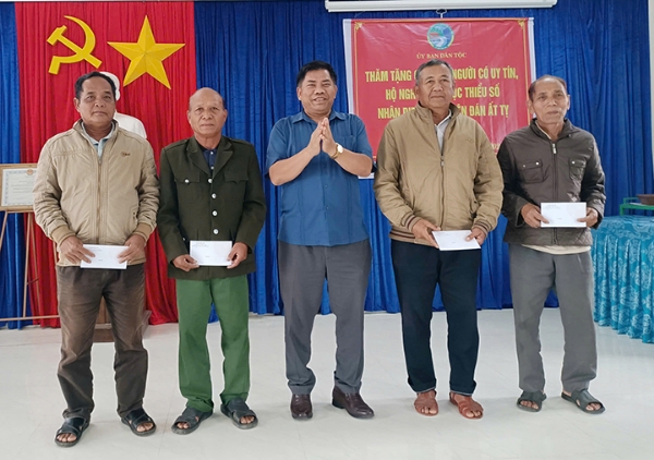 Hình ảnh cho bài viết Tặng 181 suất quà tết đến cho đồng bào DTTS huyện Sông Hinh