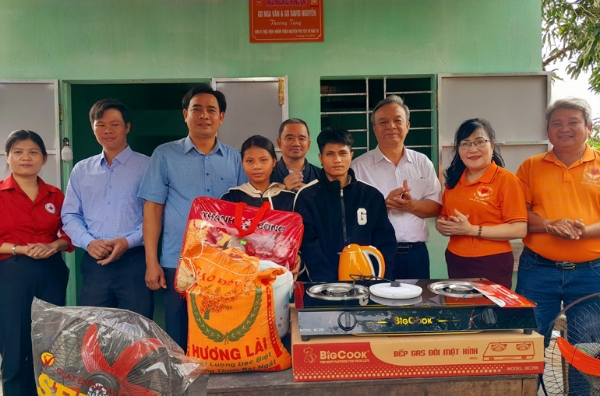 Hình ảnh cho bài viết Bàn giao nhà Nhân ái cho 2 hộ đồng bào dân tộc thiểu số xã Sơn Hà đón tết