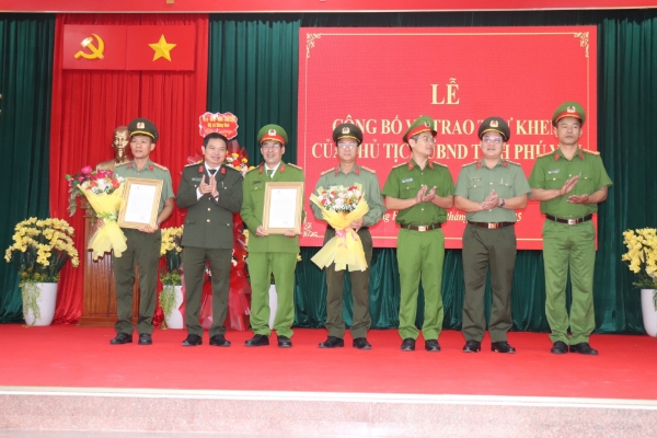 Hình ảnh cho bài viết Trao thư khen của Chủ tịch UBND tỉnh về thành tích đấu tranh phòng, chống tội phạm cho Công an thị xã Đông Hòa và Phòng PA06