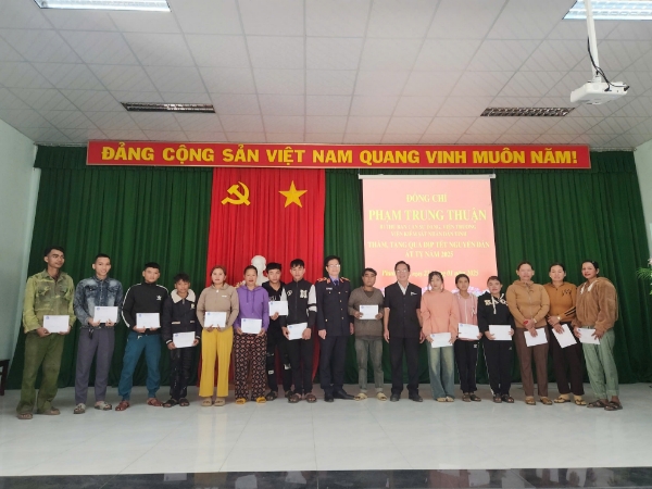 Hình ảnh cho bài viết VKSND tỉnh Phú Yên thăm, tặng quà Tết cho bà con, gia đình chính sách có hoàn cảnh khó khăn