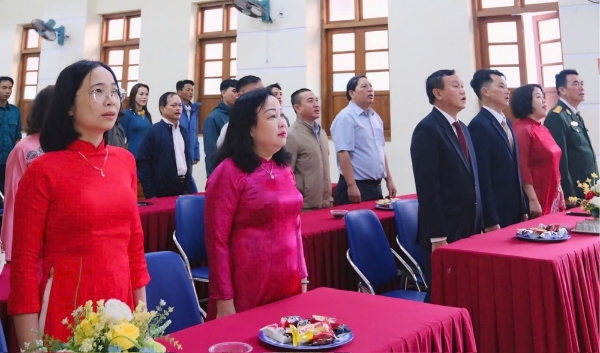 Hình ảnh cho bài viết Thiêng liêng chào cờ đầu năm mới Ất Tỵ