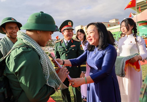 Hình ảnh cho bài viết Đồng chí Cao Thị Hòa An, Phó Bí thư thường trực Tỉnh ủy, Chủ tịch HĐND tỉnh dự Lễ giao nhận quân tại thành phố Tuy Hòa 