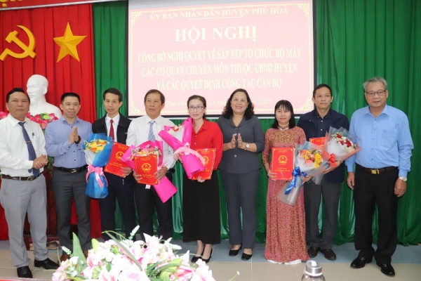 Hình ảnh cho bài viết Phú Hòa: công bố nghị quyết về sắp xếp tổ chức bộ máy các cơ quan chuyên môn thuộc UBND huyện và các quyết định về công tác cán bộ