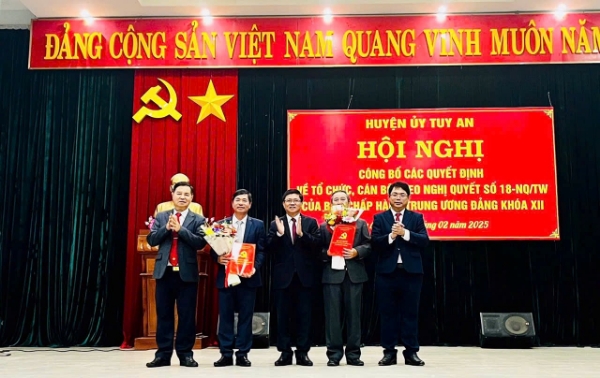 Hình ảnh cho bài viết Tuy An: Công bố các quyết định về sắp xếp tổ chức bộ máy các cơ quan chuyên môn thuộc UBND huyện và các quyết định về công tác cán bộ