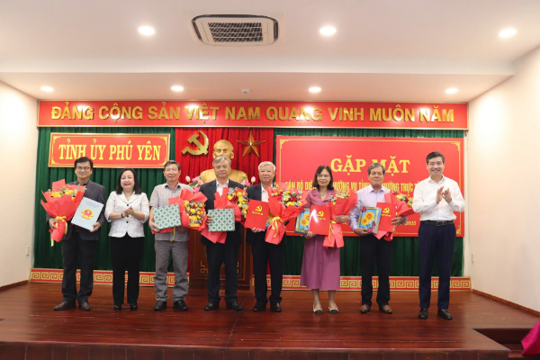 Hình ảnh cho bài viết Tỉnh ủy gặp mặt cán bộ nghỉ hưu theo Nghị định 178 của Chính phủ