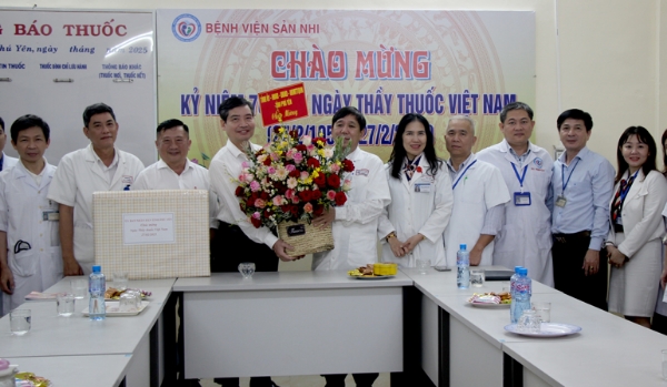 Hình ảnh cho bài viết Chủ tịch UBND tỉnh Tạ Anh Tuấn thăm, chúc mừng đội ngũ thầy thuốc