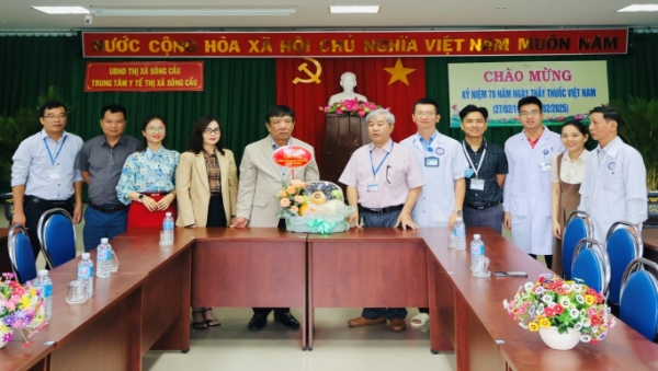 Hình ảnh cho bài viết Phó Bí thư Thường trực Thị ủy Sông Cầu chúc mừng ngành Y tế nhân Ngày Thầy thuốc Việt Nam 