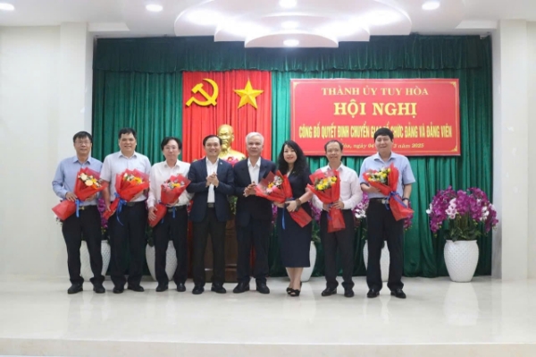 Hình ảnh cho bài viết Thành ủy Tuy Hòa công bố các quyết định chuyển giao tổ chức Đảng và đảng viên