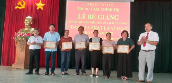 Hình ảnh cho bài viết Tây Hòa: tổ chức bồi dưỡng chuyên đề lịch sử Đảng “Đảng ta thật là vĩ đại” năm 2025 với 253 học viên tham gia học tập