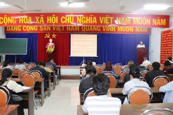 Hình ảnh cho bài viết Phú Hòa: Khai giảng lớp bồi dưỡng lý luận chính trị cho đảng viên mới