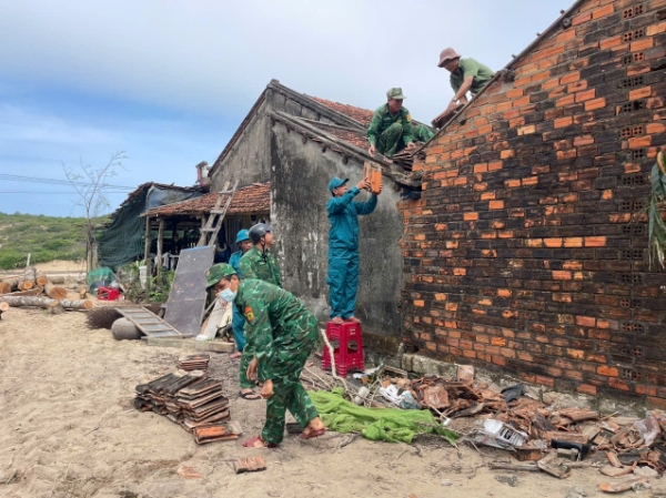 Hình ảnh cho bài viết Bộ đội biên phòng giúp dân di chuyển nhà để làm đường