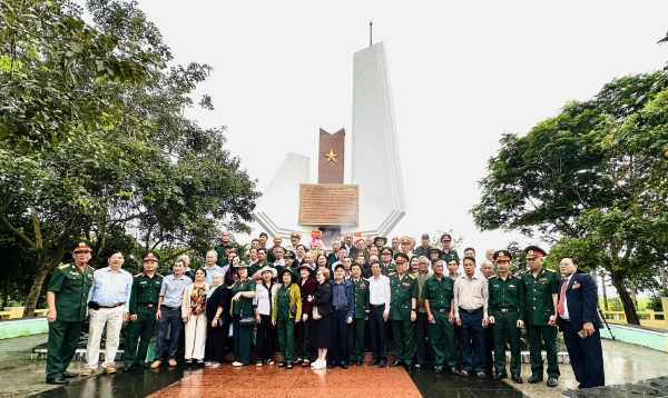 Hình ảnh cho bài viết Cựu chiến binh Tiểu đoàn 13 thăm lại chiến trường xưa, dâng hương, giỗ đồng đội
