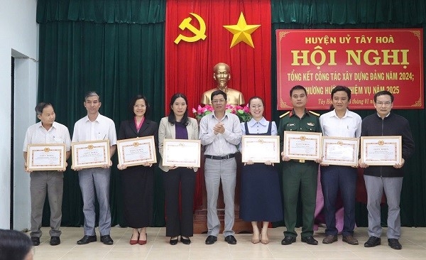 Hình ảnh cho bài viết Tây Hòa thực hiện nghiêm quy trình rà soát, phát hiện, giáo dục, giúp đỡ, sàng lọc, đưa đảng viên không còn đủ tư cách ra khỏi Đảng