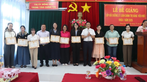 Hình ảnh cho bài viết Thị xã Đông Hòa: Bồi dưỡng lý luận chính trị cho 100 đảng viên mới khóa I/2025