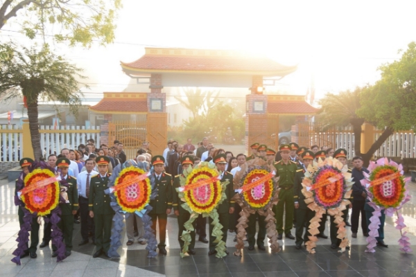 Hình ảnh cho bài viết Kỷ niệm 50 năm Ngày giải phóng huyện, lãnh đạo huyện Sơn Hòa viếng nghĩa trang liệt sĩ
