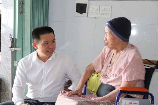 Hình ảnh cho bài viết Phú Hòa: Thăm hỏi, tặng quà Mẹ Việt Nam anh hùng và gia đình thương binh, bệnh binh, thân nhân liệt sĩ, người có công