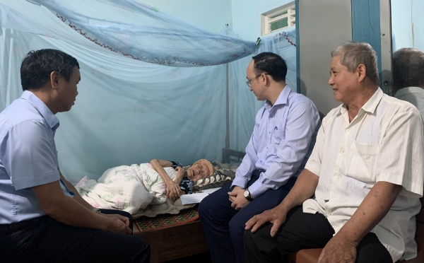 Hình ảnh cho bài viết Lãnh đạo tỉnh thăm, tặng quà gia đình chính sách, người có công với cách mạng