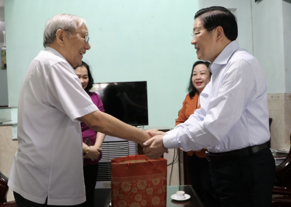 Hình ảnh cho bài viết Trưởng Ban Nội chính Trung ương Phan Đình Trạc thăm, tặng quà người có công với cách mạng