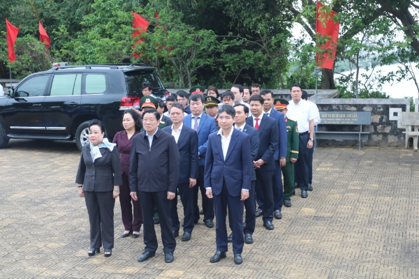 Hình ảnh cho bài viết Trưởng ban Nội chính Trung ương Phan Đình Trạc dâng hương, dâng hoa tại Đài tưởng niệm núi Nhạn