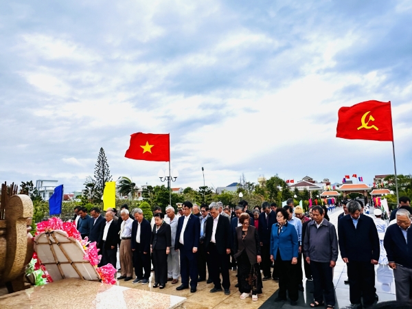 Hình ảnh cho bài viết Lãnh đạo tỉnh long trọng đặt vòng hoa viếng Nghĩa trang liệt sĩ