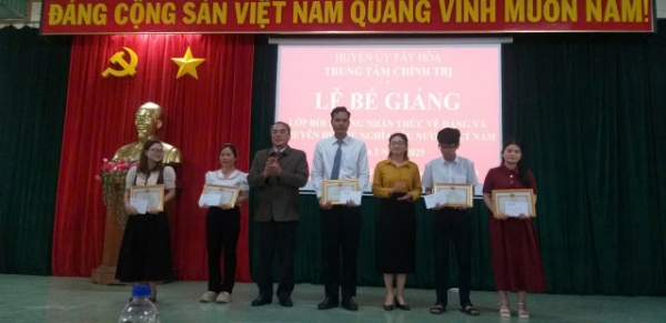 Hình ảnh cho bài viết Tây Hoà: Mở lớp Bồi dưỡng nhận thức về Đảng và chuyên đề Chủ nghĩa yêu nước Việt Nam cho 117 học viên ở 15 TCCS Đảng.