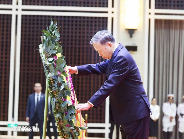 Hình ảnh cho bài viết Tổng Bí thư Tô Lâm dẫn đầu đoàn Việt Nam viếng đồng chí Khamtay Siphandone