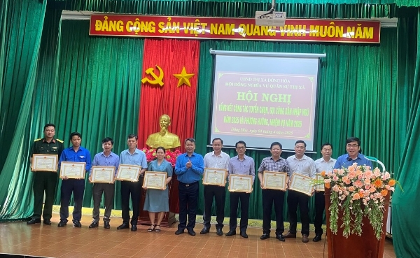 Hình ảnh cho bài viết Đông Hoà: Khen thưởng 28 tập thể cá nhân trong công tác tuyển quân năm 2025