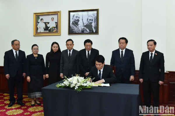 Hình ảnh cho bài viết [Ảnh] Chủ tịch nước Lương Cường viếng Đại tướng Khamtay Siphandone