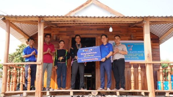 Hiển thị chi tiết cho Khánh thành và bàn giao “Nhà hạnh phúc” cho hộ gia đình có hoàn cảnh khó khăn ở xã Krông Pa Hình ảnh cho bài viết Khánh thành và bàn giao “Nhà hạnh phúc” cho hộ gia đình có hoàn cảnh khó khăn ở xã Krông Pa