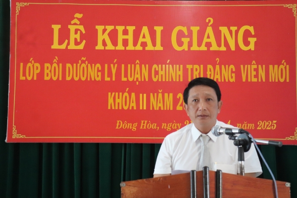 Hình ảnh cho bài viết Đông Hoà: Bồi dưỡng lý luận chính trị cho 70 đảng viên mới khóa II/2025