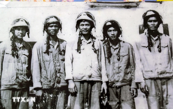 Hình ảnh cho bài viết Những người con ưu tú, sẵn sàng hy sinh cho Tổ quốc đứng lên - Bài 2: Những phi công anh hùng sống chết cho đất nước