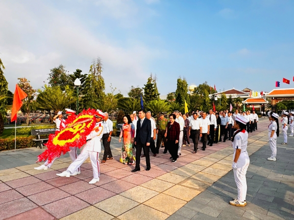 Hình ảnh cho bài viết Long trọng đặt vòng hoa tri ân các anh hùng liệt sĩ 