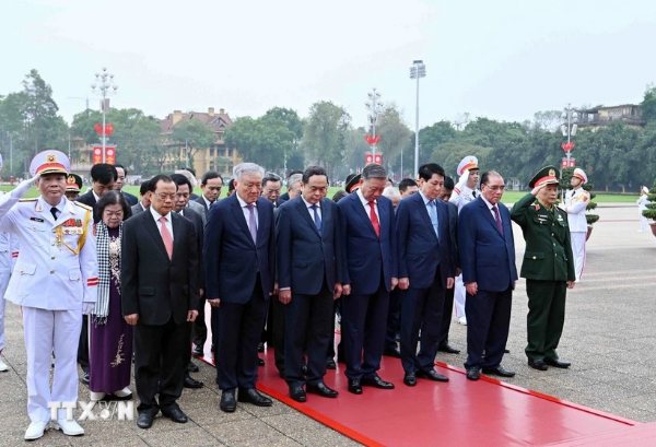 Hình ảnh cho bài viết 50 năm Thống nhất đất nước: Lãnh đạo Đảng, Nhà nước vào Lăng viếng Chủ tịch Hồ Chí Minh