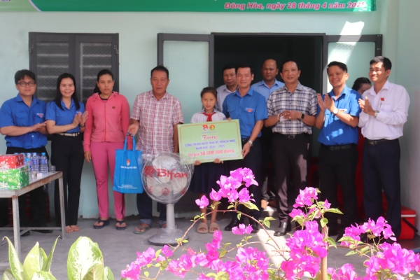 Hình ảnh cho bài viết Đông Hòa: Bàn giao Ngôi nhà Kế hoạch nhỏ cho em Nguyễn Thị Thúy Hà