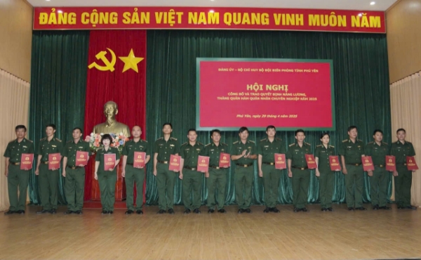 Hình ảnh cho bài viết Trao Quyết định thăng quân hàm,  nâng lương cho quân nhân chuyên nghiệp năm 2025