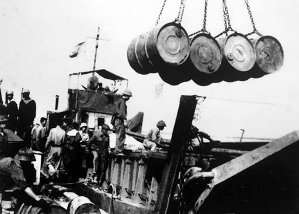 Hình ảnh cho bài viết 70 NĂM HÀNH TRÌNH GIỮ BIỂN CỦA HẢI QUÂN NHÂN DÂN VIỆT NAM ANH HÙNG - Kỳ 4: Lập công xuất sắc trong vận chuyển chi viện miền Nam và đặc công hải quân chiến đấu ở Cửa Việt-Đông Hà