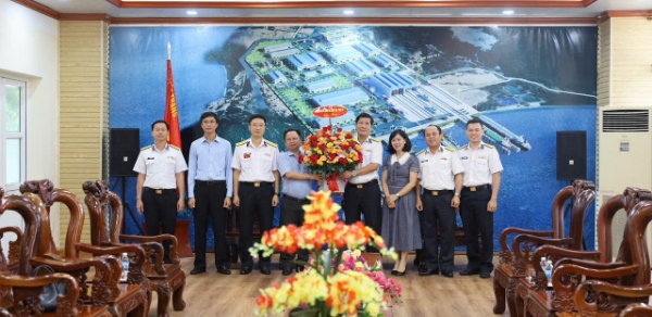 Hình ảnh cho bài viết Ban Tuyên giáo và Dân vận Tỉnh ủy Phú Yên thăm, chúc mừng các đơn vị Hải quân nhân Kỷ niệm 70 năm Ngày thành lập Hải quân nhân dân Việt Nam