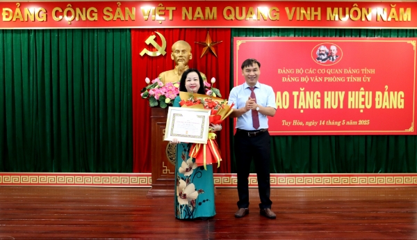 Hình ảnh cho bài viết Đồng chí Cao Thị Hoà An,  Bí thư Tỉnh ủy, Chủ tịch HĐND tỉnh Phú Yên nhận Huy hiệu 30 năm tuổi Đảng