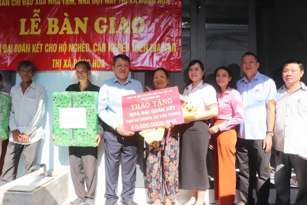 Hình ảnh cho bài viết Đông Hòa: Bàn giao 8 Nhà đại đoàn kết cho hộ nghèo