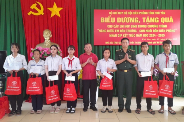 Hình ảnh cho bài viết Biểu dương và tặng quà “nâng bước em tới trường”, “con nuôi đồn biên phòng” nhân dịp kết thúc năm học 2024-2025