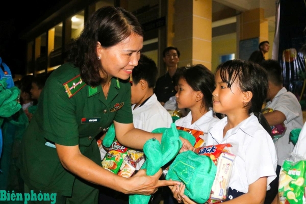 Hiển thị chi tiết cho Thắp lên ngọn lửa tình người nơi tuyến đầu Hình ảnh cho bài viết Thắp lên ngọn lửa tình người nơi tuyến đầu