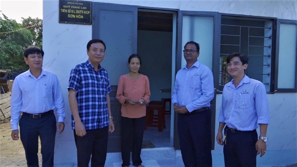 Hình ảnh cho bài viết Huyện Sơn Hòa nghiệm thu và trao tiền xóa nhà tạm cho 5 hộ nghèo, hộ cận nghèo