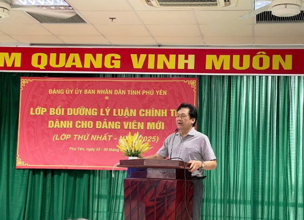 Hình ảnh cho bài viết Đảng ủy UBND tỉnh khai giảng lớp bồi dưỡng lý luận chính trị dành cho đảng viên mới (lớp thứ nhất) năm 2025. 