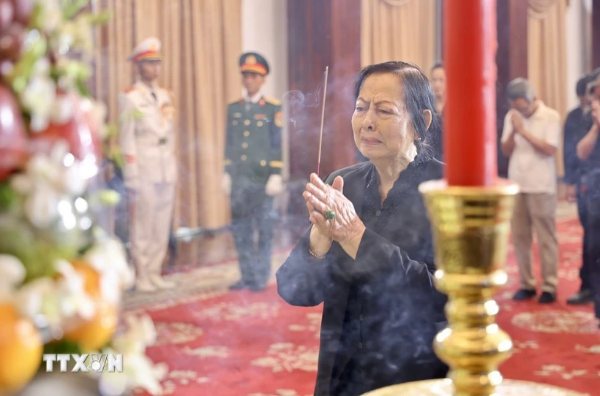 Hình ảnh cho bài viết Dòng người xúc động đến viếng nguyên Chủ tịch nước Trần Đức Lương