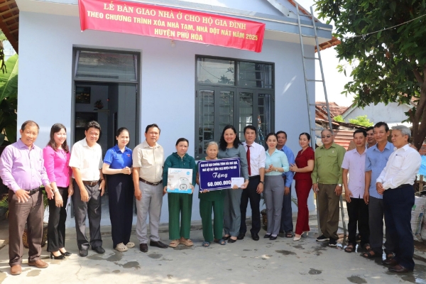 Hình ảnh cho bài viết Phú Hòa: Bàn giao nhà cho hộ gia đình chính sách, hộ nghèo thuộc chương trình xóa nhà tạm, nhà dột nát 