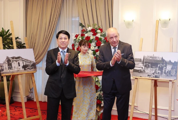 Hình ảnh cho bài viết Chủ tịch nước và Tổng thống Hungary dự khai mạc triển lãm ảnh của nhiếp ảnh gia Hungary về Việt Nam xưa