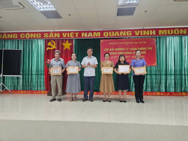 Hình ảnh cho bài viết Đảng ủy UBND tỉnh bế giảng lớp bồi dưỡng lý luận chính trị dành cho đảng viên mới (lớp thứ nhất) năm 2025