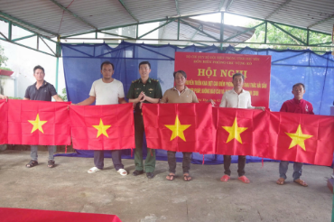 Hiển thị chi tiết cho Tuyên truyền cao điểm chống khai thác IUU tại Trạm cửa khẩu cảng Vũng Rô Hình ảnh cho bài viết Tuyên truyền cao điểm chống khai thác IUU tại Trạm cửa khẩu cảng Vũng Rô