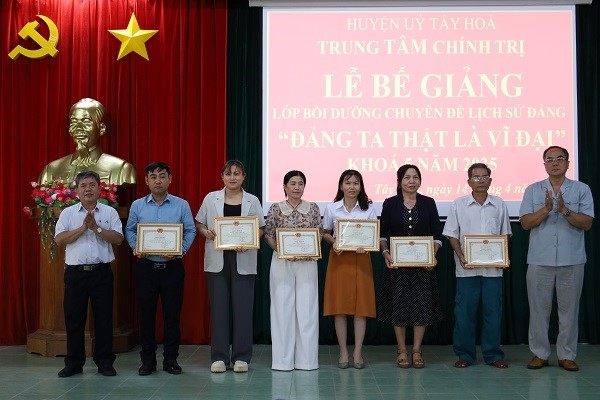 Hiển thị chi tiết cho Tây Hòa: Trung tâm chính trị huyện chủ động mở các chương trình bồi dưỡng lý luận chính trị đạt 70% kế hoạch giao năm 2025 góp phần thực hiện thắng lợi nhiệm vụ chính trị của địa phương. Hình ảnh cho bài viết Tây Hòa: Trung tâm chính trị huyện chủ động mở các chương trình bồi dưỡng lý luận chính trị đạt 70% kế hoạch giao năm 2025 góp phần thực hiện thắng lợi nhiệm vụ chính trị của địa phương.